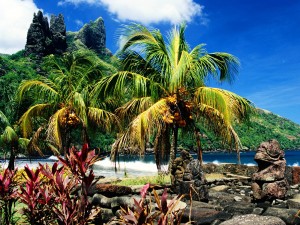 Estatuas y palmeras en Nuku Hiva (Islas Marquesas, Polinesia Francesa)