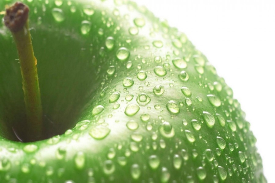Sabrosa manzana verde con gotitas de agua