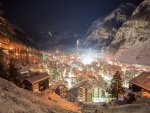 Noche fría de invierno en Zermatt (Suiza)