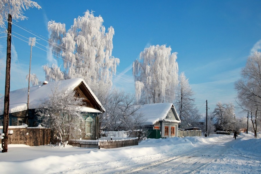 Casas y carretera cubiertas de nieve
