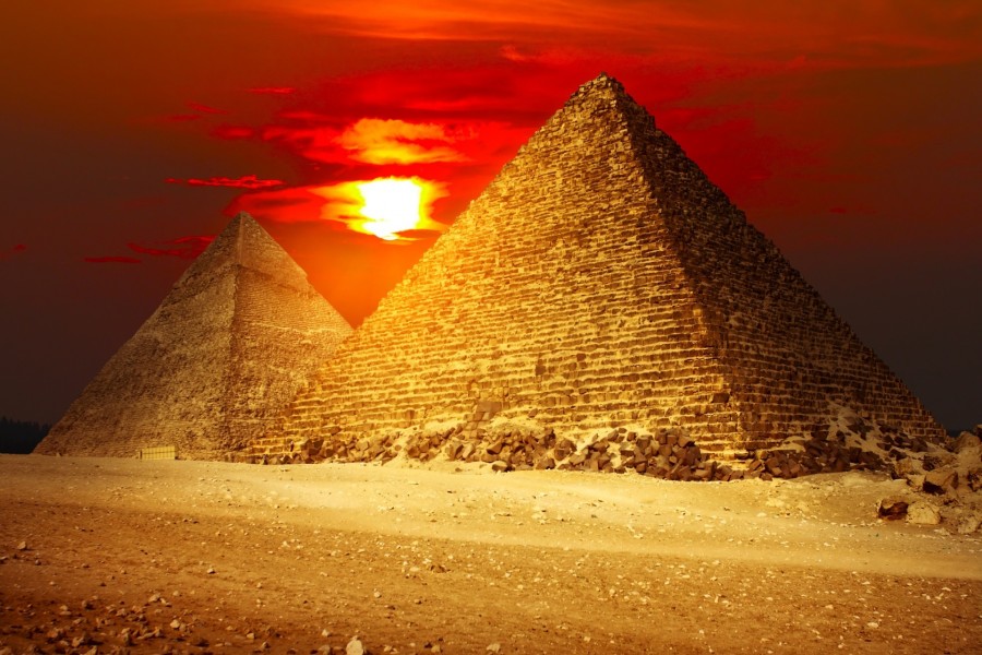 Puesta de sol sobre las pirámides de Egipto