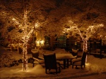 Luces de Navidad brillando en la nieve