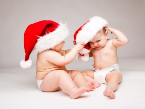 Dos bebés con gorros de Navidad