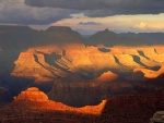 Sol iluminando el Parque Nacional del Gran Cañón (Arizona)