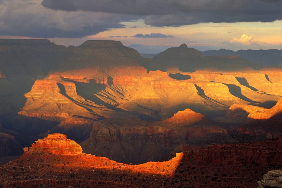 Sol iluminando el Parque Nacional del Gran Cañón (Arizona)