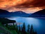 Hermosa vista del lago Upper Arrow (Columbia Británica, Canadá)