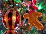 Galleta de jengibre colgada en el árbol de Navidad
