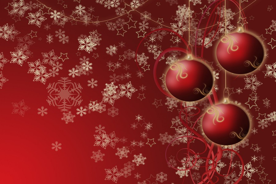 Bolas rojas de Navidad y copos de nieve