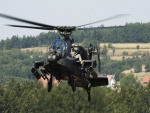 Soldado en un helicóptero AH-64D Apache