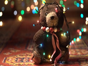 Oso de peluche cubierto de luces de Navidad