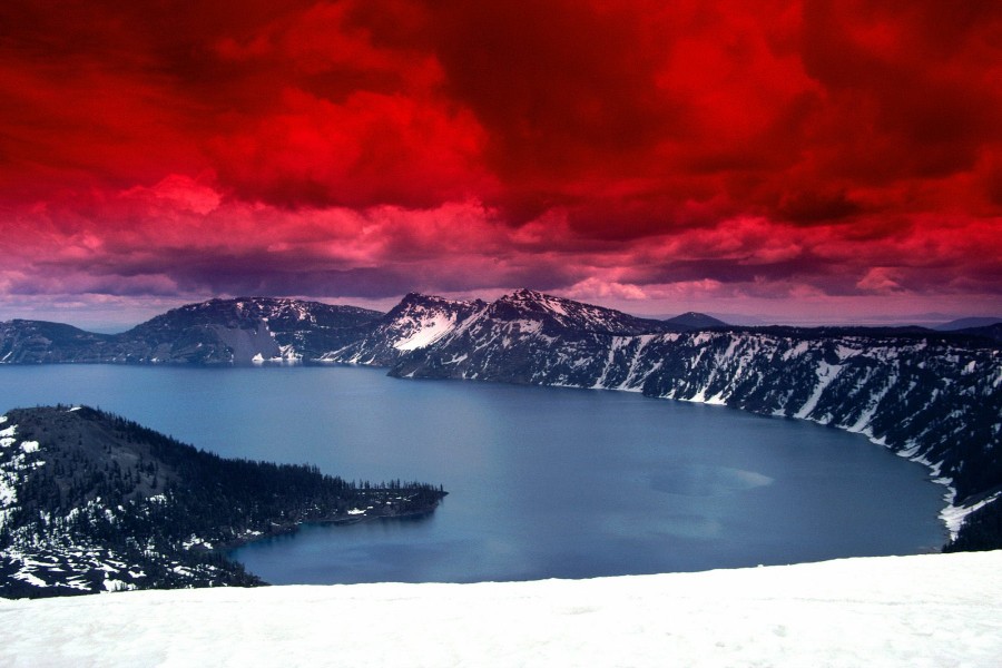 Cielo rojo sobre el lago