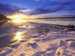 Sol iluminando el paisaje nevado