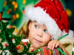 Una niña con adornos de Navidad