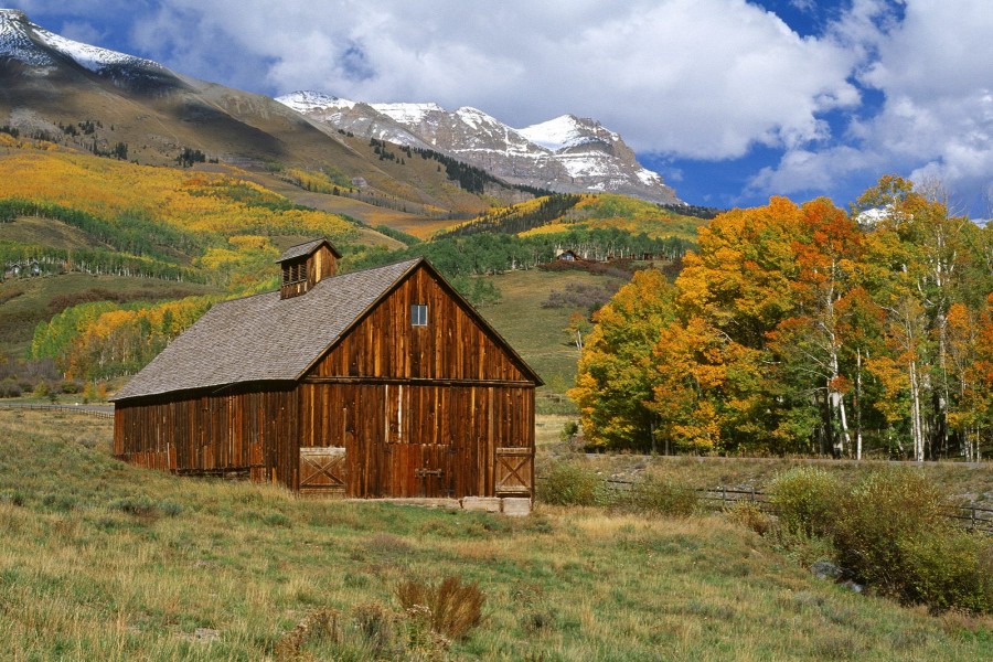 Caseta de madera bajo las montañas