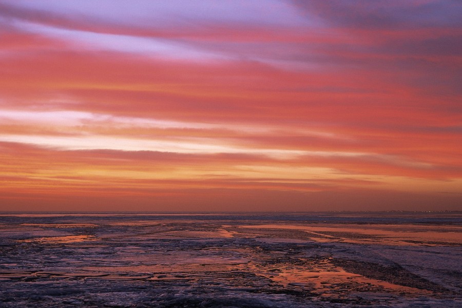 Bonito cielo sobre un lago helado