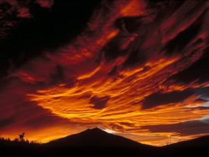 Cielo nuboso sobre la montaña