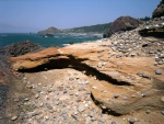 Roca erosionada en la costa
