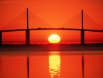 Sol bajo el puente Sunshine Skyway (Tampa Bay, Florida)