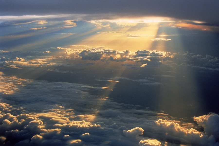 Rayos de sol iluminando el cielo