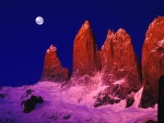 Luna sobre las Torres del Paine (Patagonia chilena)
