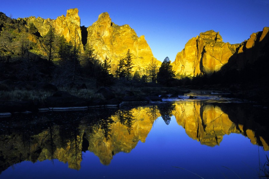 Montañas rocosas reflejadas en el río