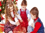 Niños abriendo regalos en las fiestas navideñas