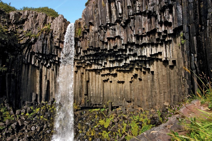 Caída de agua en una formación rocosa en Islandia