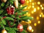 Adornos de Navidad en un pino