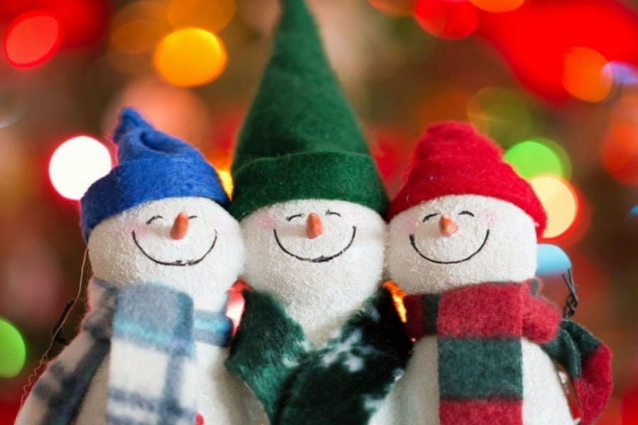 Tres muñecos de nieve alegres