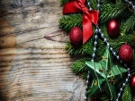 Rama de abeto decorada para las fiestas navideñas
