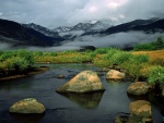 El cauce de un río bajo las montañas