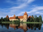 Castillo Trakai en el lago Galve (Lituania)