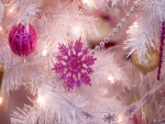 Copos de nieve y bolas en un abeto de Navidad con ramas blancas