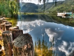 Las nubes se reflejan en el lago