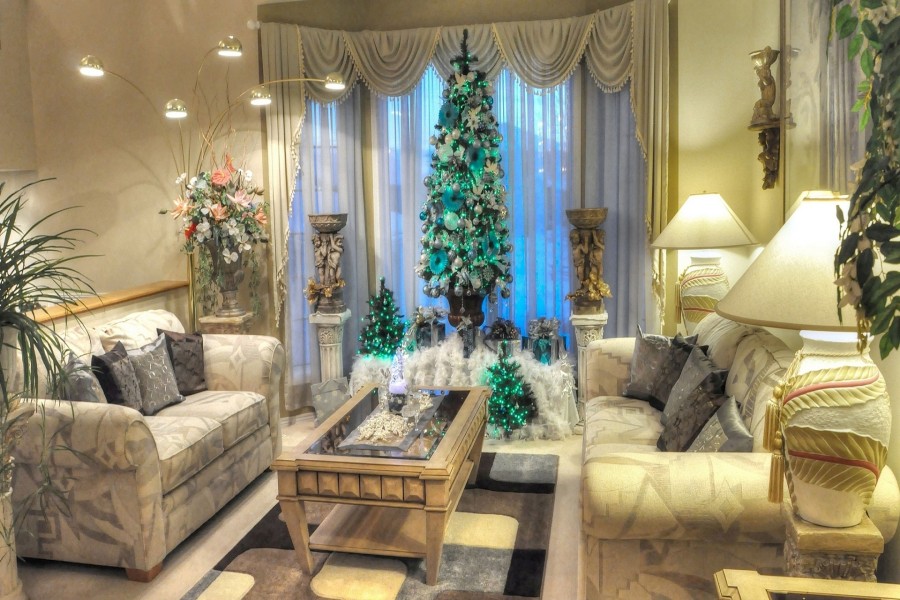 Sala de estar adornada para la celebración de las fiestas navideñas