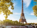 Torre Eiffel en las orillas del río Sena