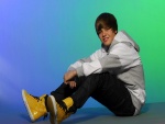Justin Bieber con zapatillas amarillas