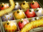 Coloridas bolas para decorar en los días de Navidad
