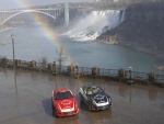 Ferraris cerca de una gran cascada