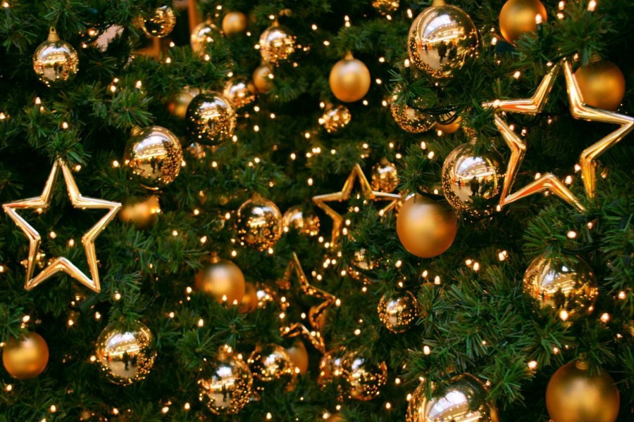 Estrellas y bolas doradas en el Árbol de Navidad