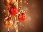 Bolas navideñas colgadas de cadenas