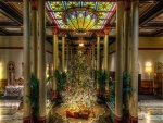 Sala de un hotel bellamente adornada con un árbol de Navidad