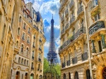 Al final de los edificios se divisa la Torre Eiffel