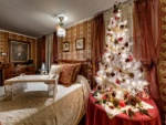 Dormitorio adornado con un bello árbol de Navidad