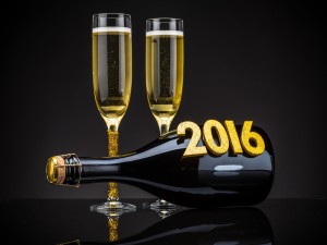 Botella de champán y copas para festejar el Nuevo Año 2016