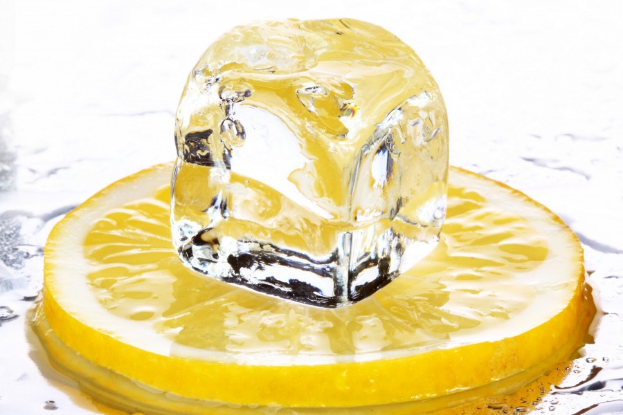 Cubito de hielo sobre una rodaja de limón