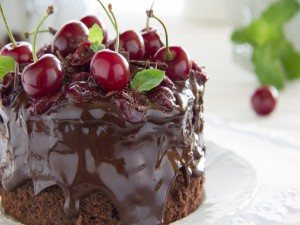 Pastel de chocolate, cerezas y menta