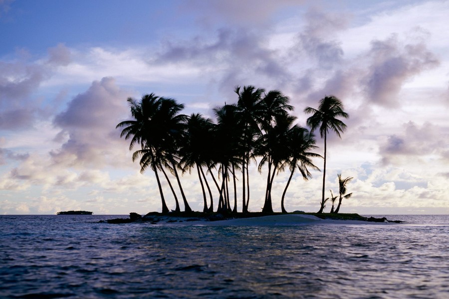 Pequeña isla en el océano