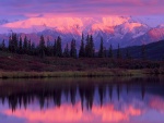 Montañas y lago al amanecer