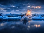 Radiantes rayos de sol sobre el hielo y las aguas